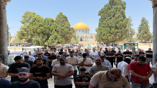 40 ألفا يؤدون صلاة الجمعة في المسجد الأقصى