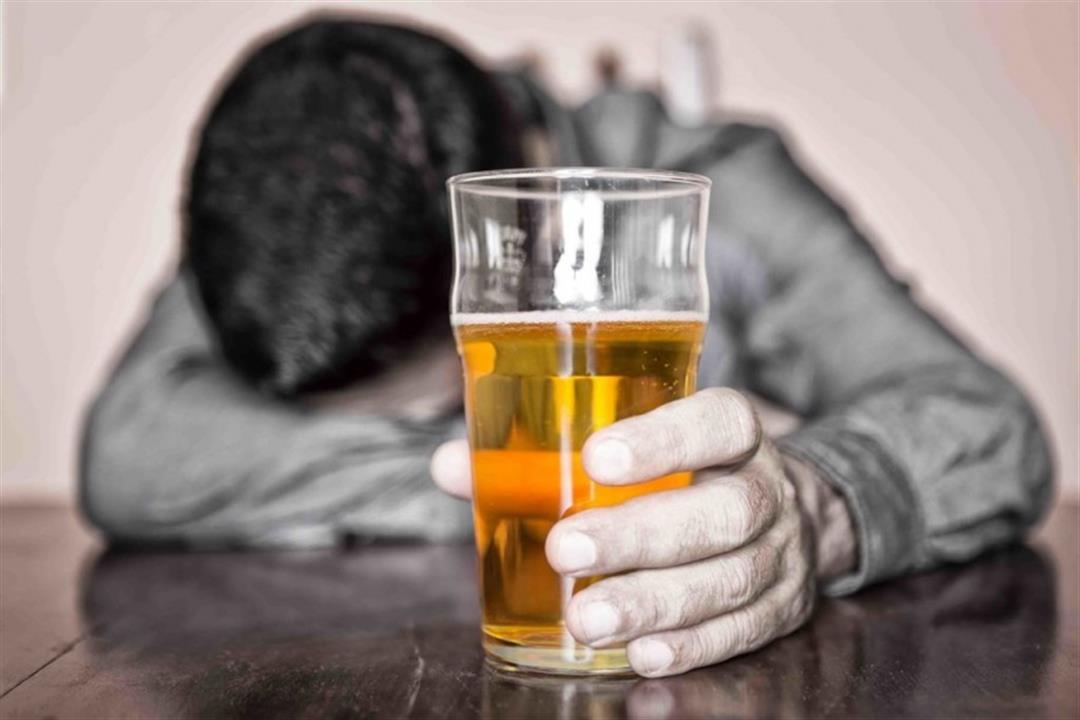  تورط أشخاص باستخدام الكحول الميثيلي بتصنيع مشروبات أودت بحياة 9 أشخاص ..  والتحفظ على المستودع وجمع المنتجات من الأسواق