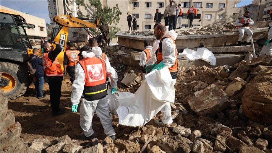 غزة ..  انتشال نحو 60 جثمانًا دفنوا عشوائيًا على شارع صلاح الدين 