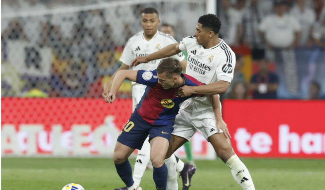 قذف وعدوانية ورفض ..  لماذا طرد حكم الكلاسيكو ثلاثي ريال مدريد؟