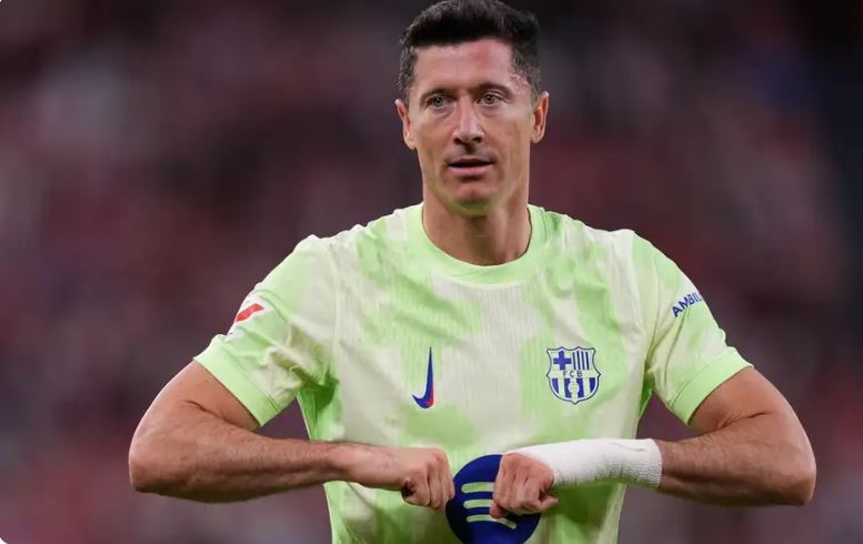 ليفاندوفسكي : مستقبلي مع برشلونة لا نقاش فيه 