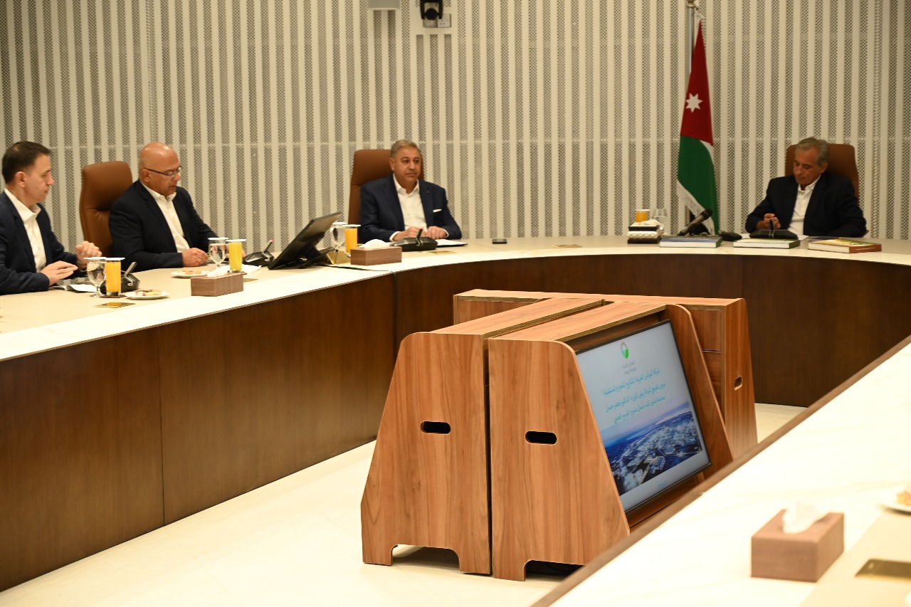 رئيس الوزراء: يجب تهيئة فرص التدريب والتأهيل لأبناء وبنات المجتمع المحلي ومحافظات الجنوب للاستفادة من فرص التشغيل  