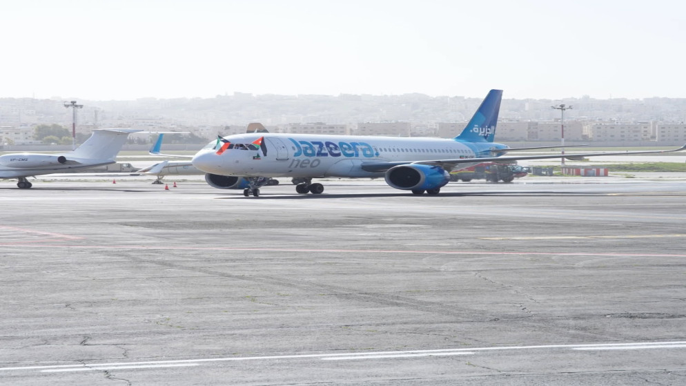 وصول أولى رحلات طيران الجزيرة من الكويت إلى مطار مدينة عمان