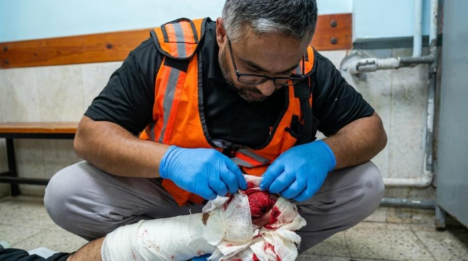 لا راتب ولا معدات ..  "رضوان" يفتش عن الحياة بين الركام وألسنة النيران  