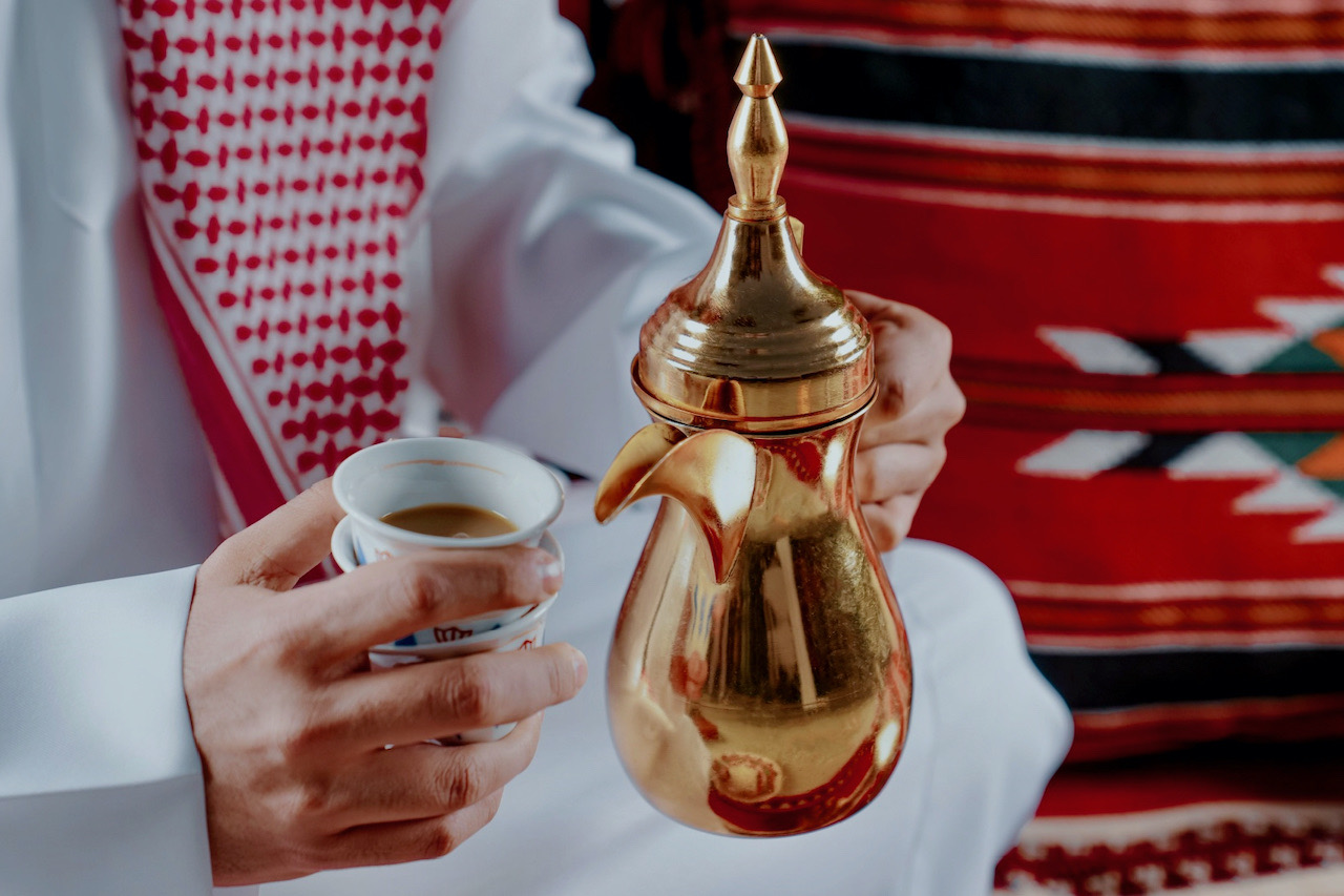 الدباس يكتب: القهوة للضيف الجالس