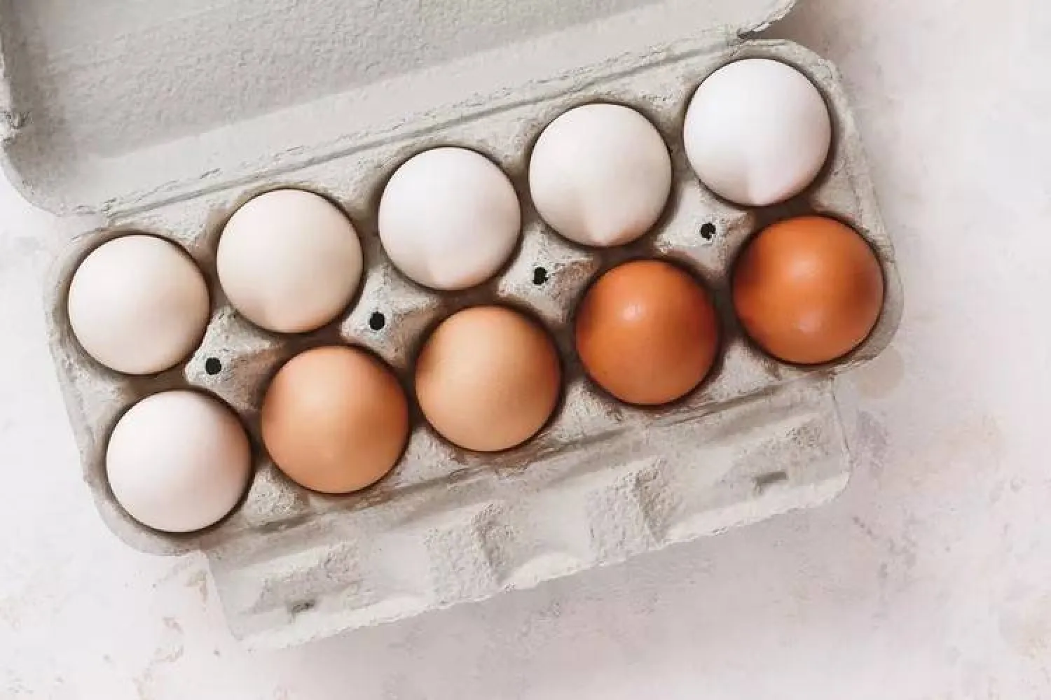 ما الفرق بين البيض البني والأبيض؟ وأيهما أفضل لصحتك؟