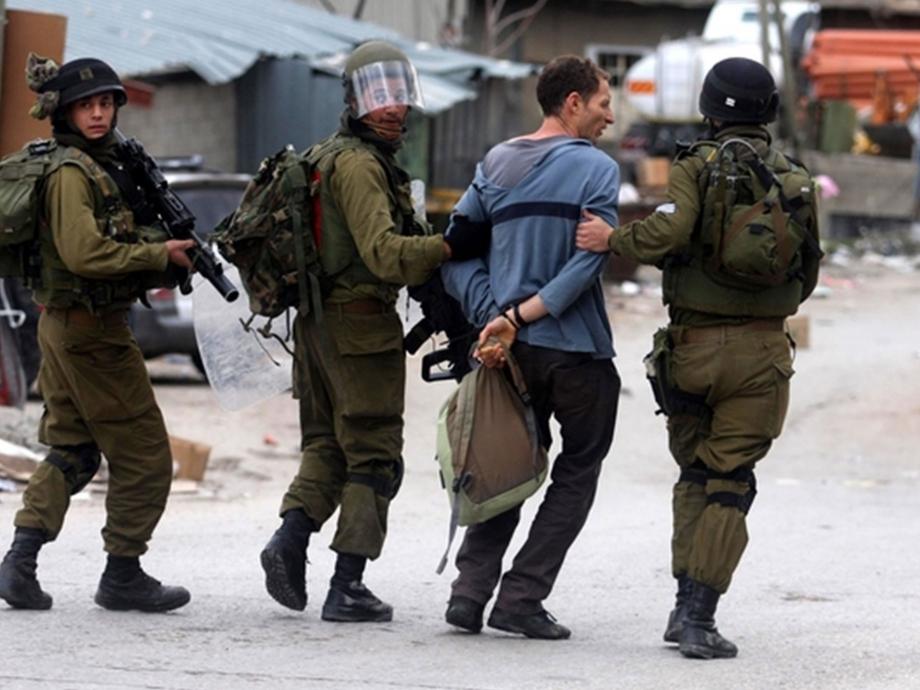 الاحتلال يعتقل 13 فلسطينياً خلال حملة مداهمات في الضفة