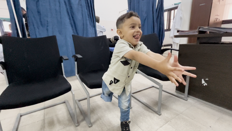 صهيب خزيق ..  طفل غزَّة الَّذي سرقت الحرب جزءًا من جسده  