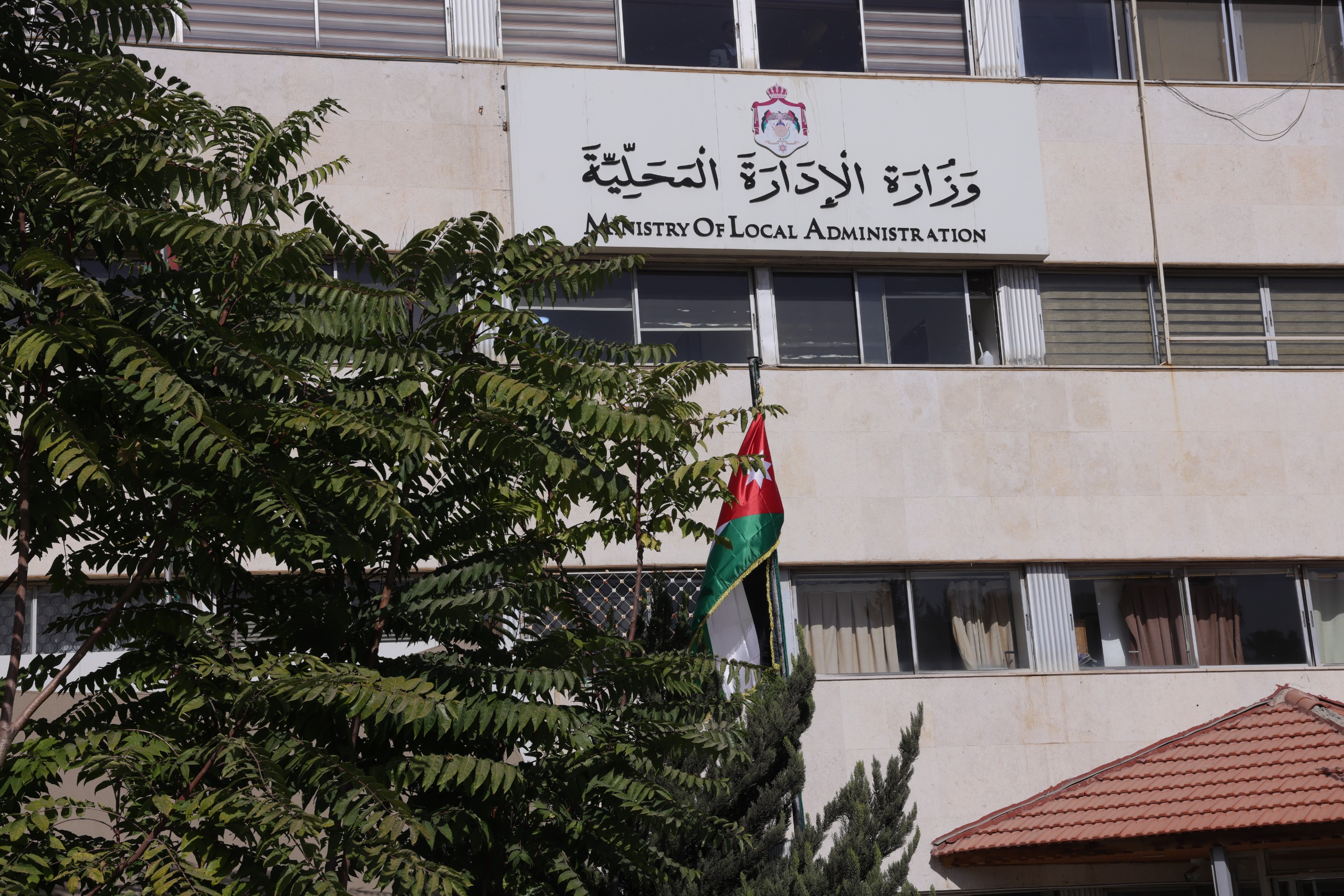 الإدارة المحلية توعز بتفعيل غرف الطوارئ ومعالجة البلاغات فوراً