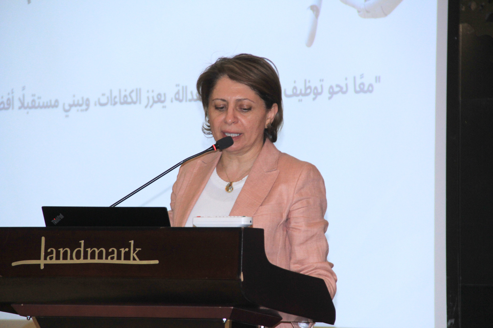 البلبيسي تؤكد أهمية تمكين وتأهيل القيادات الحكومية - صور