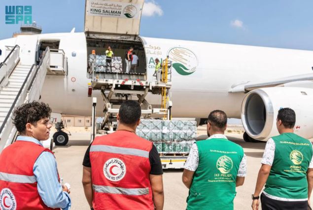 السعودية تواصل جسرها الإغاثي للشعب الفلسطيني بوصول الطائرة الـ65 للعريش