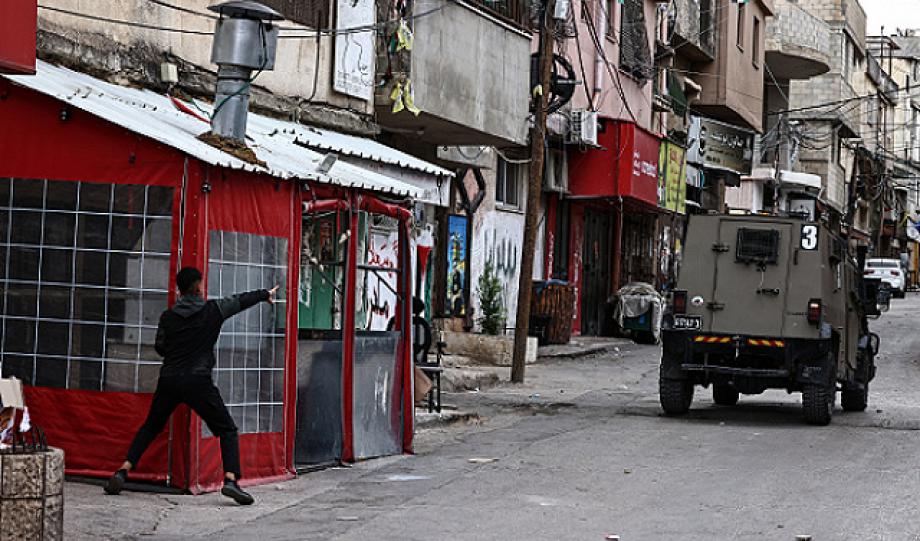 حملة اقتحامات واعتقالات بالضفة واشتباكات في البلدة القديمة بنابلس 