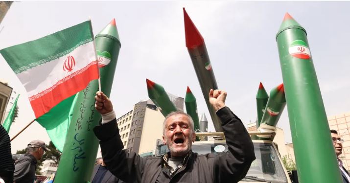 طهران تستدعي دبلوماسيا بريطانيا بعد "أزمة الاعتقالات"