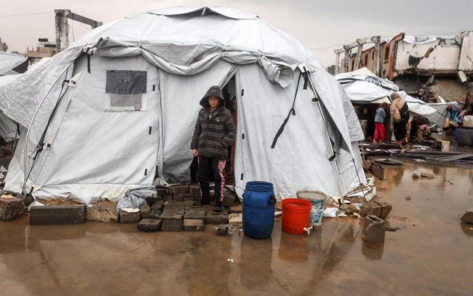 ما بعد المطر في غزة… يوميات التجفيف والخسائر الصامتة عند النازحين 