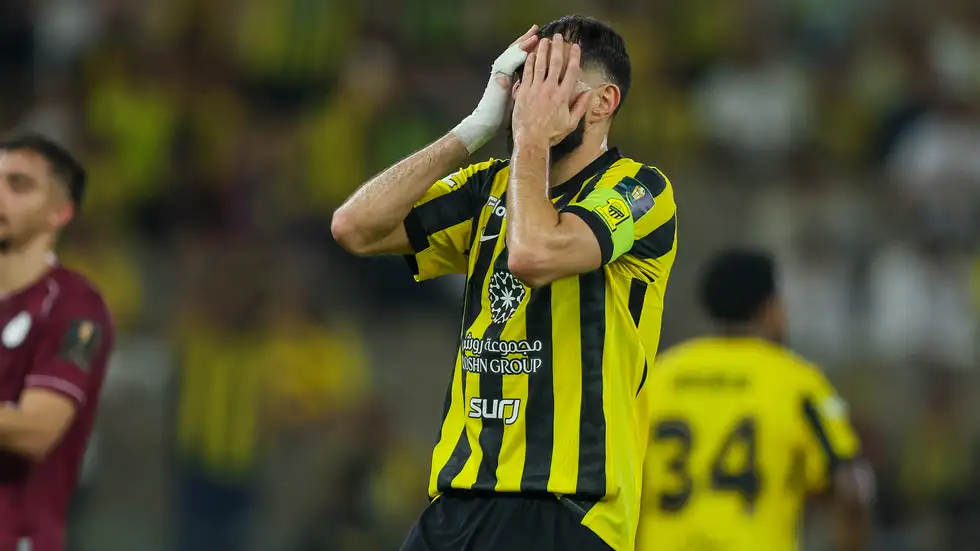 لن يرتدي قميصه التاريخي ..  الكشف عن رقم بنزيما مع الهلال 