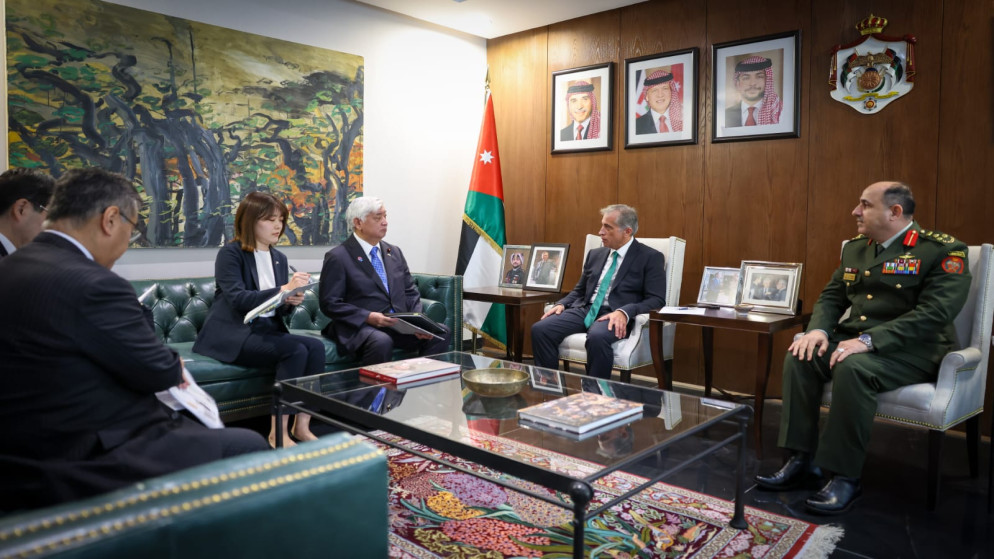 رئيس الوزراء يستقبل وزير الدفاع الياباني