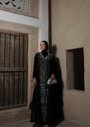 6 أفكار لتنسيق عبايات وقفاطين سواريه من مدونات الموضة المحجبات