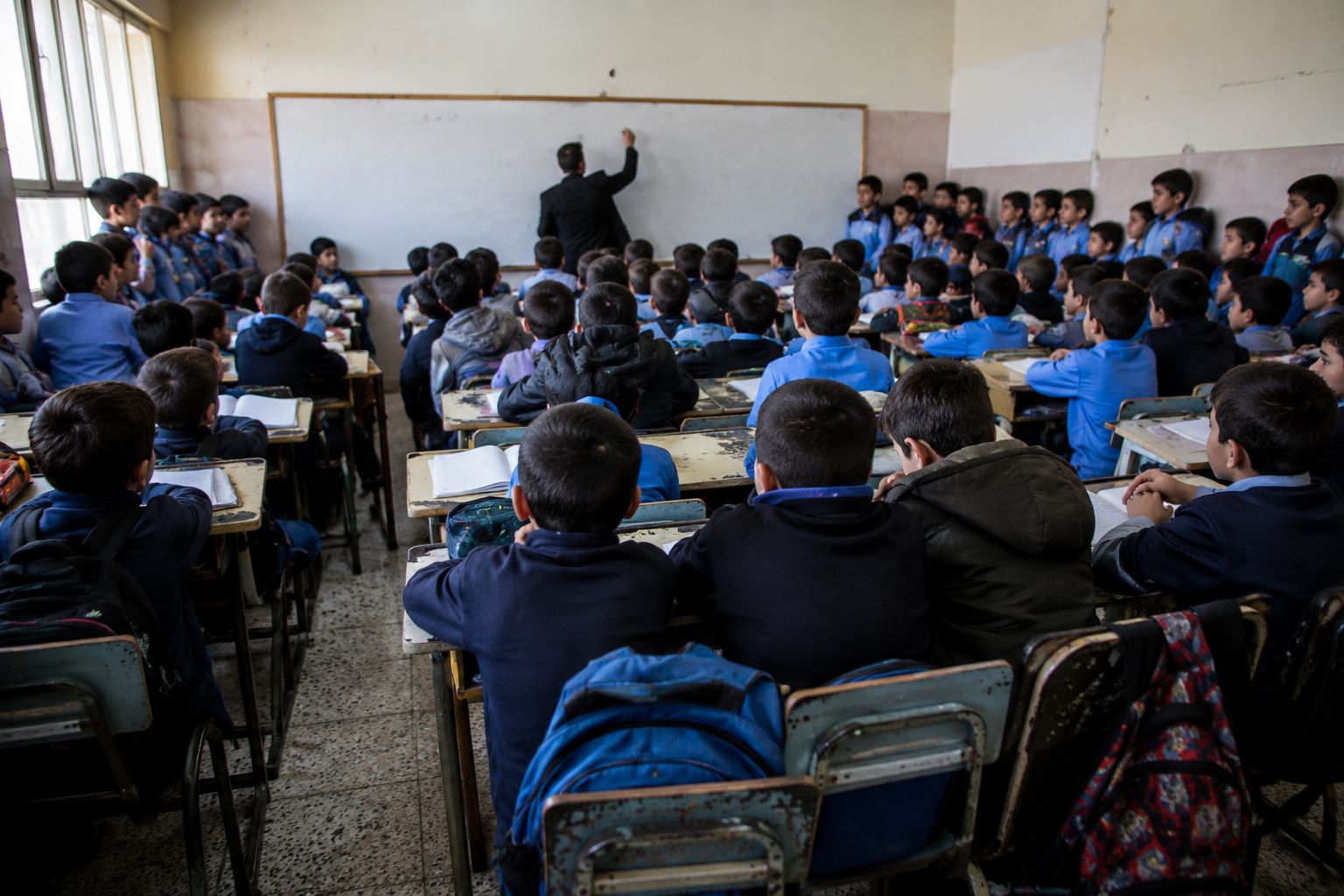 صفوف مكتظة في المدارس الحكومية ..  هل يؤثر على مستوى التعليم؟