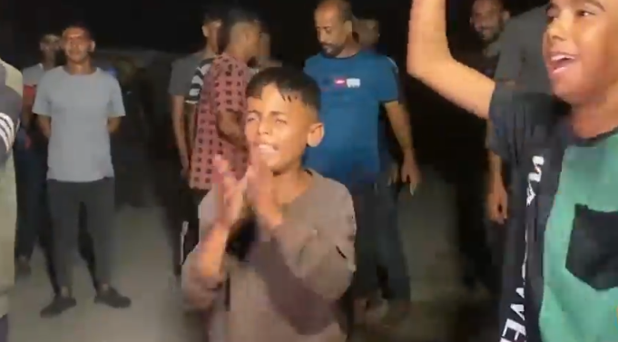 غزيون يبتهجون بعد رد حماس على خطة وقف الحرب