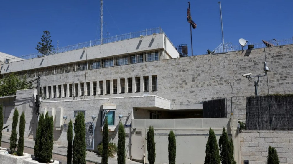 بريطانيا تزيل لافتات قنصليتها في القدس مع انتهاء مهلة إسرائيلية لإغلاقها