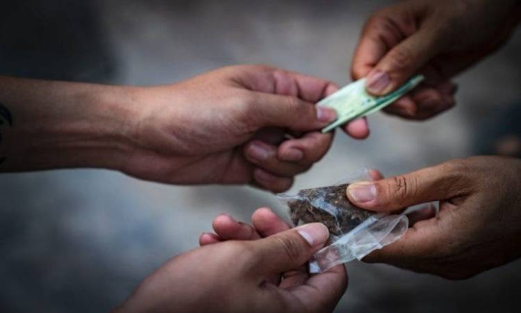 بعد ضبط شابين وفتاة لترويج المخدرات في عمّان ..  هل تكفي الضربة الأمنية لوقف الخطر؟