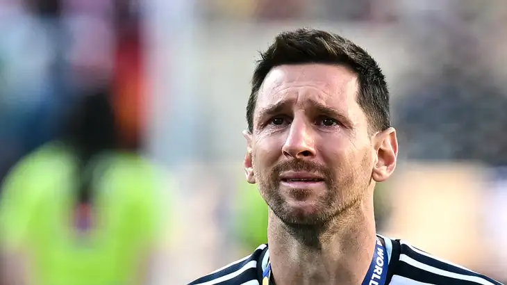 صدمة عالمية ..  ميسي يبتعد عن الملاعب بلا موعد للعودة