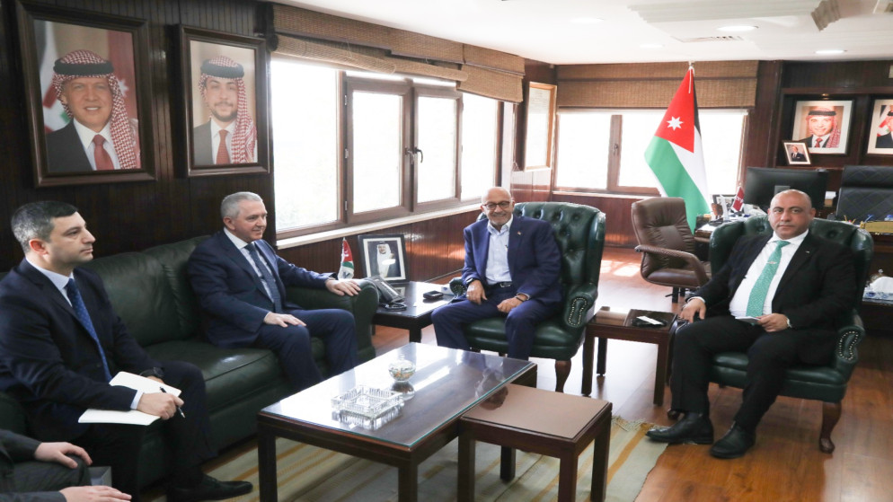 وزير المياه يبحث التعاون في مجالات المياه مع السفير الأذري لدى المملكة 