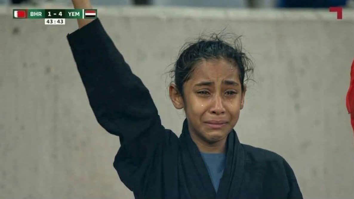 دموع طفلة يمنية بعد فوز منتخب بلادها وخروجه من كأس الخليج ومطالبات بتكريمها
