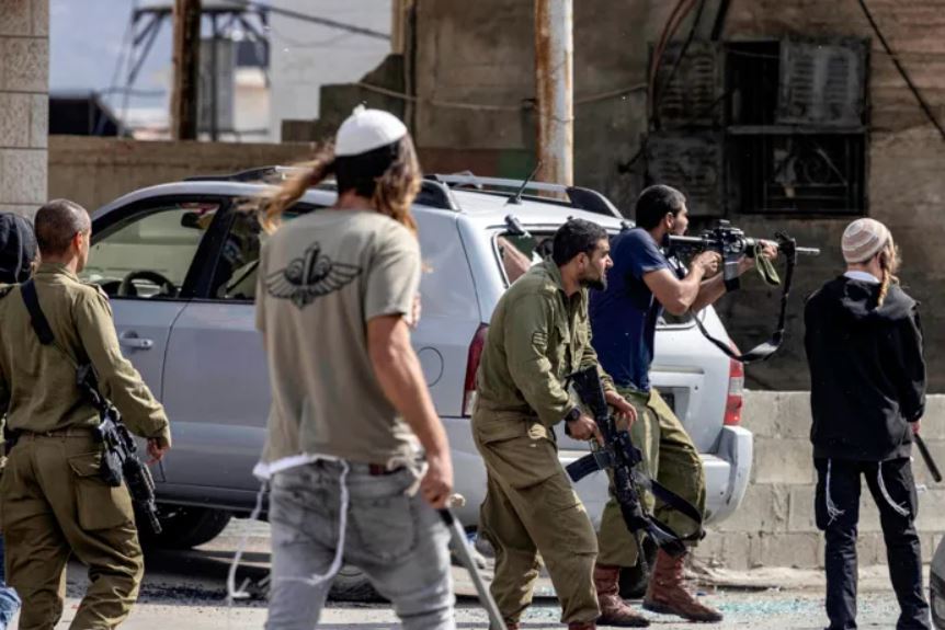 مستوطنون يهاجمون مركبات الفلسطينيين في المعرجات غرب أريحا