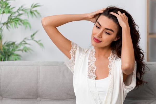 شامبو الكافيين للشعر: فوائد مدهشة لم تعرفيها من قبلُ