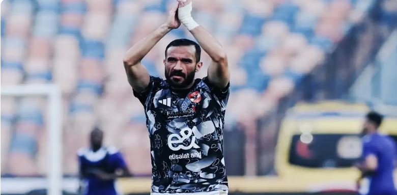 وداع مؤثر لنجم الأهلي المصري علي معلول 