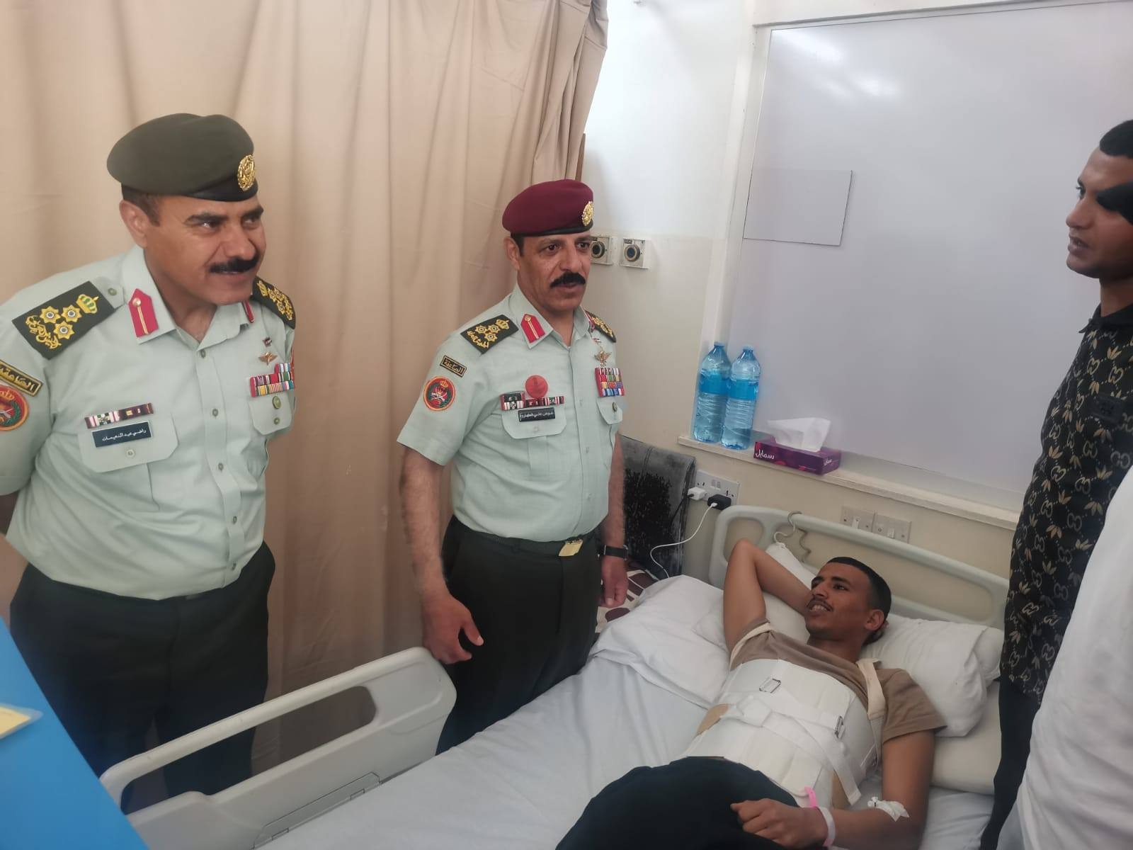 نائب رئيس جامعة مؤتة للشؤون العسكرية يزور أحد التلاميذ المصابين خلال دورة المظليين