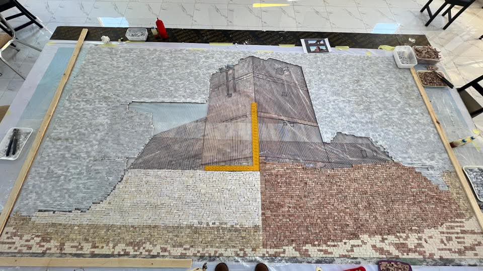 بلدية ام الجمال تنفذ جداريات فسيفسائية على مدخل المدينة الأثرية  