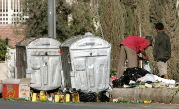 مواطن يروي تفاصيل طريفة عن “نوبة الليل” في جمع النفايات: من أم كلثوم إلى الكابسة