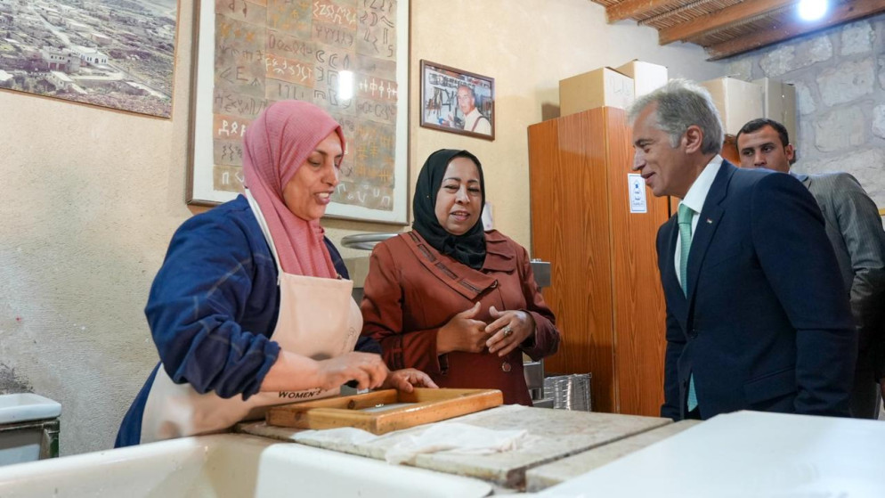 رئيس الوزراء يتفقد عددا من المواقع في منطقة عراق الأمير 