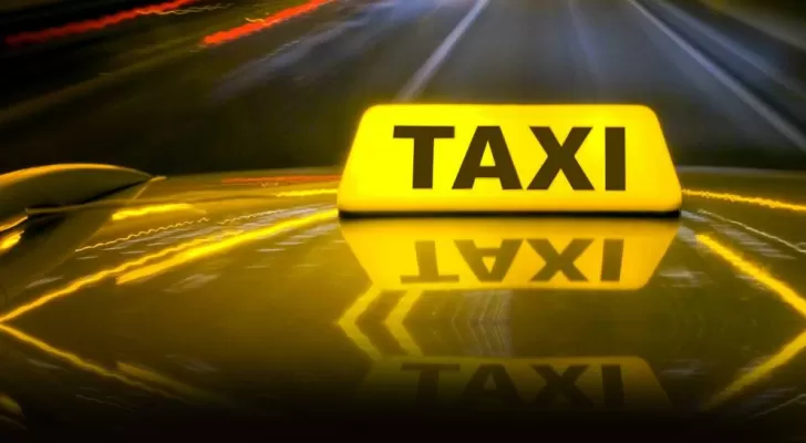 سيارات التكسي الأصفر: لماذا يتحمّل مالك المركبة مخالفات السير بدل السائق المتضمّن؟