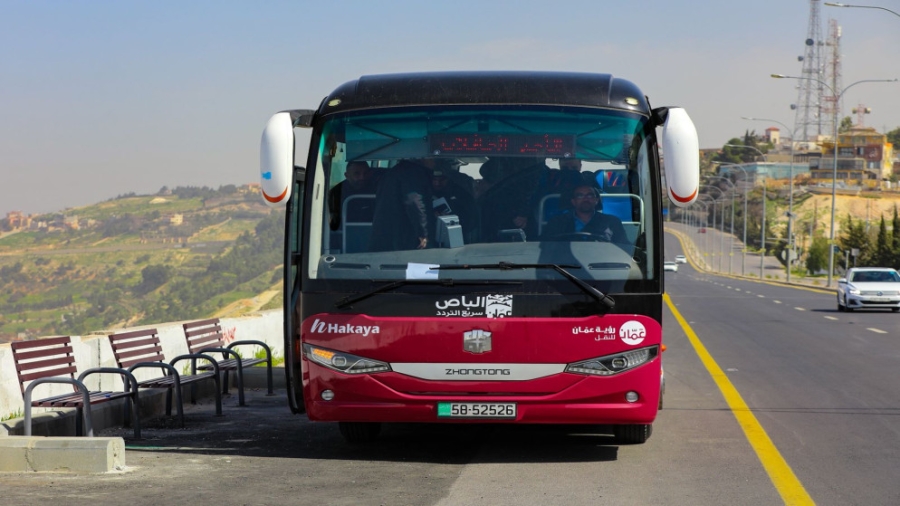 الباص سريع التردد إلى السلط… هل يخفف الازدحام أم يقطع رزق البعض؟ 