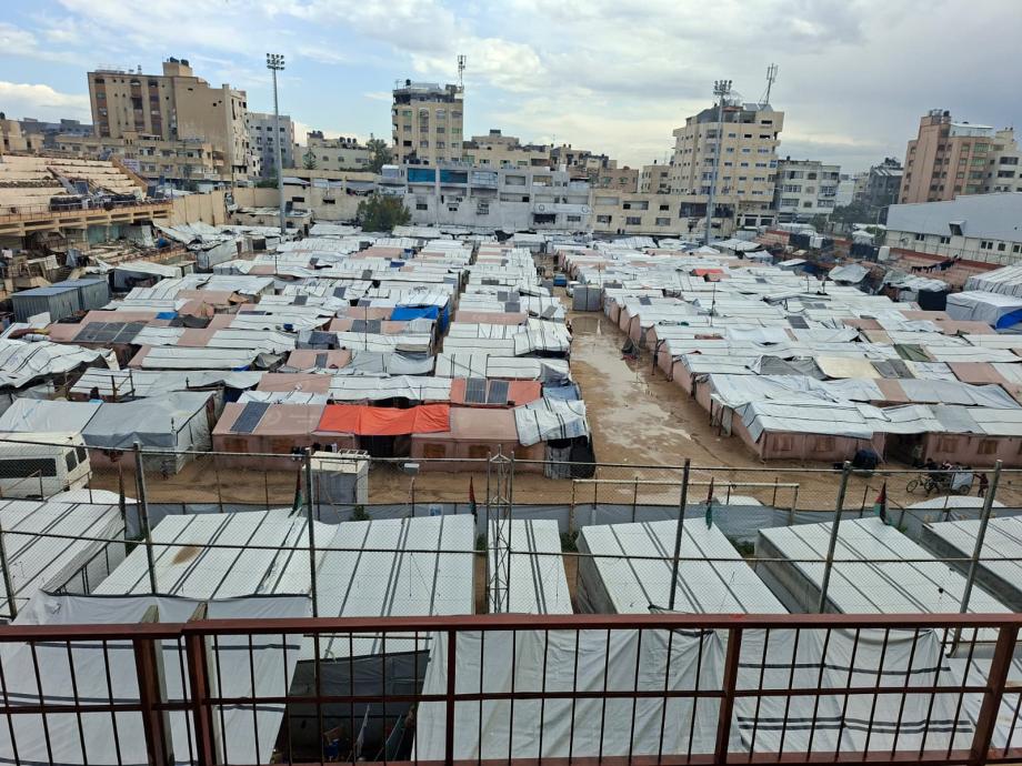 بردٌ ومطرٌ وخيامٌ منهكة ..  يوميات النزوح في غزة تتجاوز حدود الاحتمال