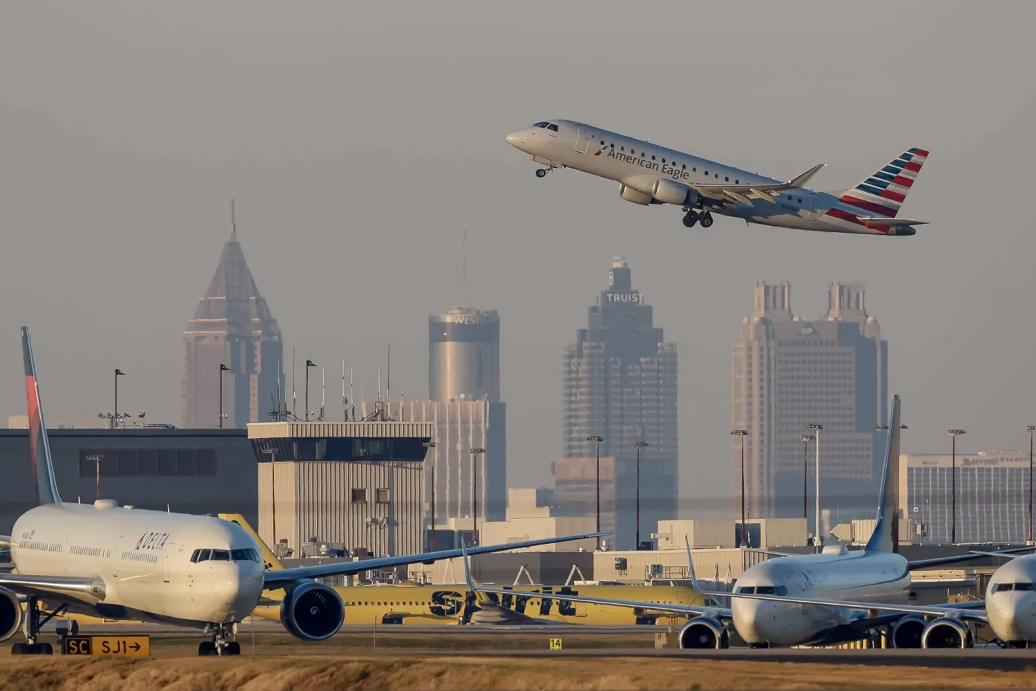 الإغلاق الحكومي بأميركا يتسبب في إلغاء آلاف الرحلات نهاية الأسبوع