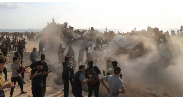 فتى يروي تفاصيل الاعتقال والتعذيب في مراكز المساعدات بغزة  
