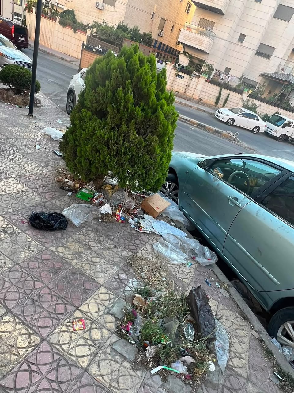 "باب بيتنا مكب نفايات" ..  شكاوى متكررة من تكدس الأوساخ في شوارع عمان 