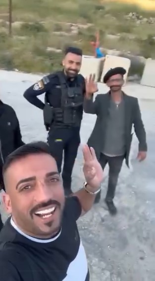 عائلة العتيري في يطا تعلن براءتها من أحد أفرادها بسبب ظهوره مع جنود الاحتلال