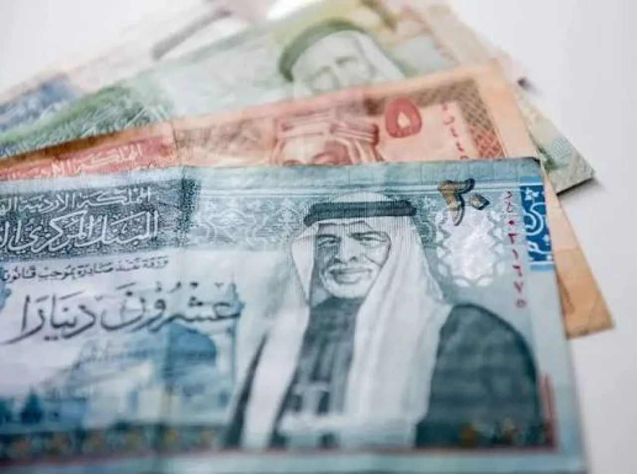 مواطنون يطالبون بشمول جميع العاملين والمتقاعدين بزيادة الـ30 دينارًا دون استثناء