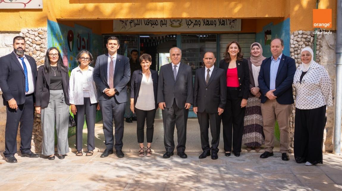 محافظة والرئيس التنفيذي لأورنج الأردن يزوران مدرسة تابعة لبرنامج "المدارس الرقمية"