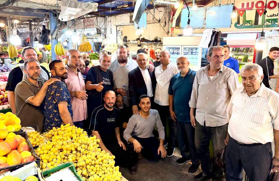 الحاج توفيق بين تجار وشباب سوق الخضار في وسط البلد
