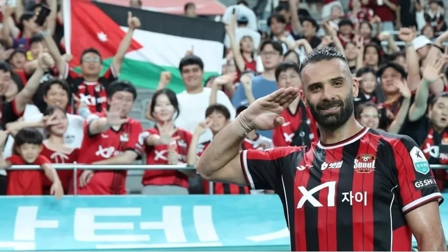 يزن العرب: رفع العلم الأردني بمدرجات سيؤول منحني شعورا بالفخر 
