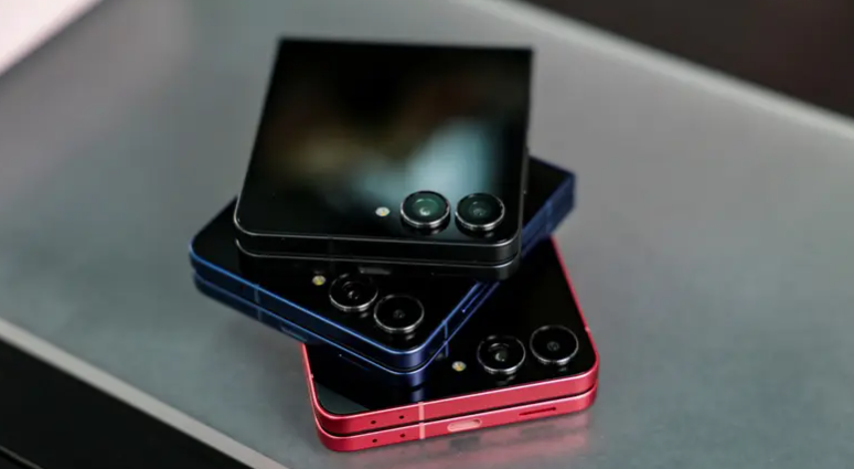 تصميم أنيق ووزن خفيف ..  الوان هاتف Galaxy Z Flip 7