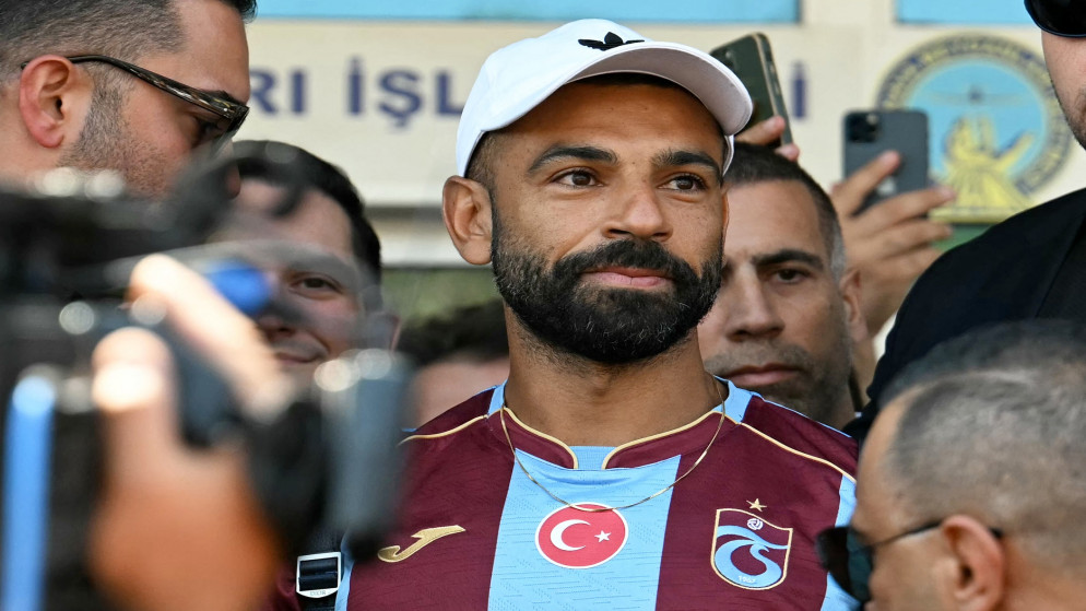 17 مليون يورو سنويا ..  صلاح يصل إسطنبول لإتمام انتقاله إلى طرابزون 