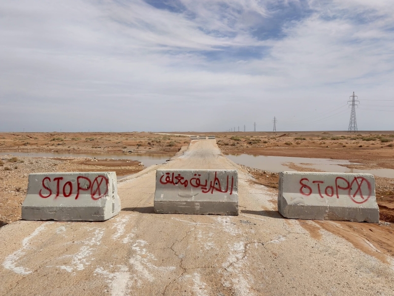 بعد تكرار حوادث السيول ..  بلدية الرويشد تغلق نزول شارع بغداد القديم