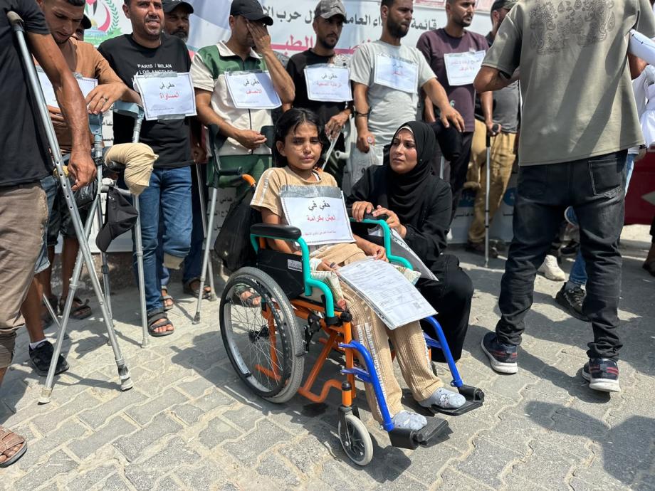 جرحى غزة يحتجون داخل مجمع ناصر: افتحوا المعابر لنستكمل علاجنا 
